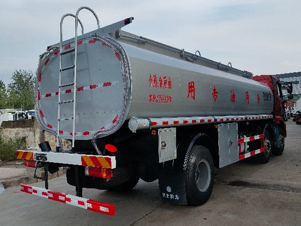 解放前四后四食用油运输车（保温）