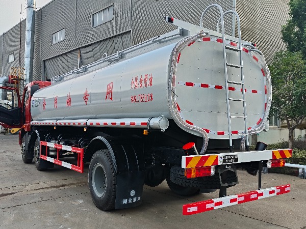 解放前四后四食用油运输车（保温）